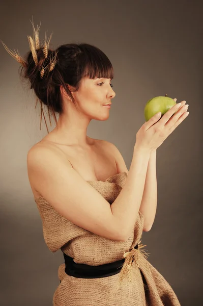 Kvinne med grønt eple. – stockfoto