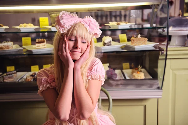 Mädchen mit einem Kuchen. — Stockfoto