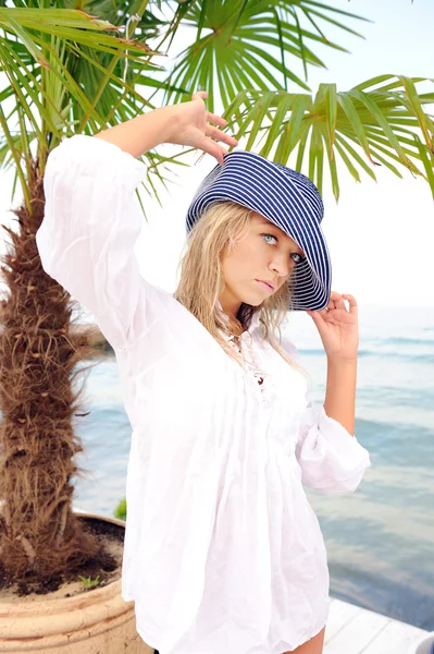 Femme en chapeau sur la plage de la mer . — Photo