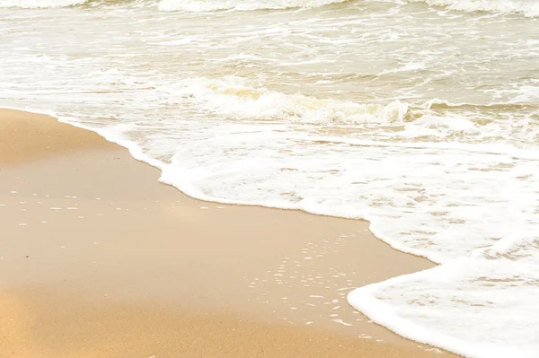 Surfen an der Meeresküste — Stockfoto