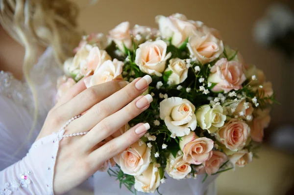 Sposa con bouquet . — Foto Stock