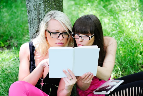 Estudante meninas lendo o livro — Fotografia de Stock