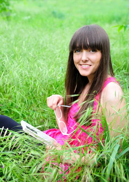 Kvinna läsande på gräs女性在草地上读 — Stockfoto