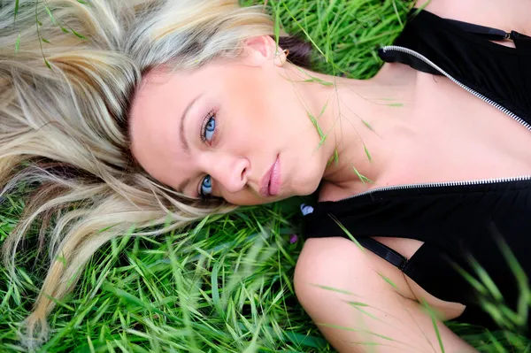 Femmina sdraiata sull'erba — Foto Stock