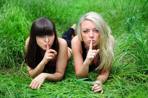 Twee mooie jonge vrouwen vrienden. — Stockfoto