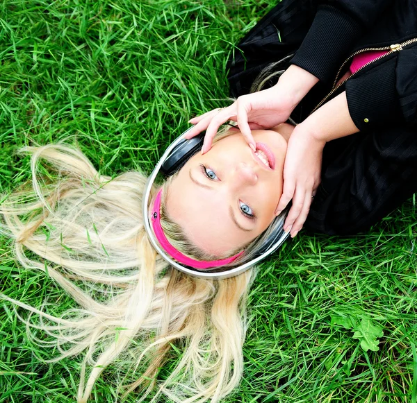 Menina ouvir música — Fotografia de Stock