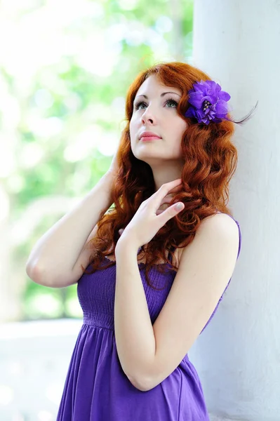 Wanita muda potret dengan bunga di rambutnya . — Stok Foto