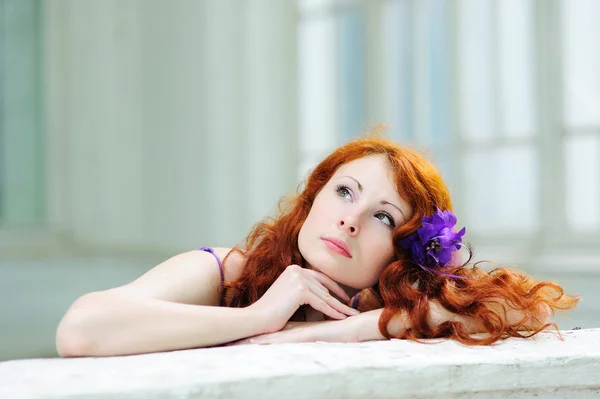 Donna con un fiore nei capelli — Foto Stock