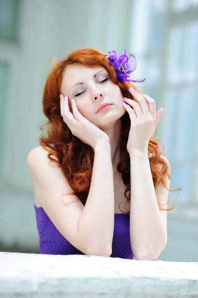 Donna con un fiore nei capelli — Foto Stock