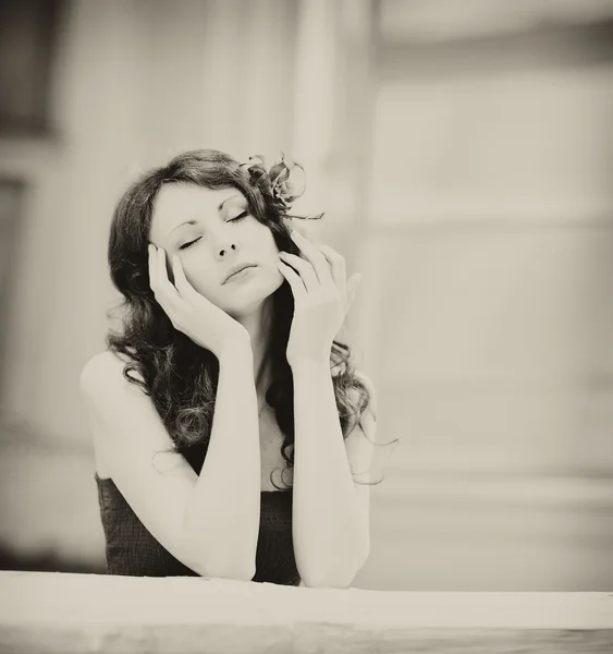 Femme avec une fleur dans les cheveux — Photo