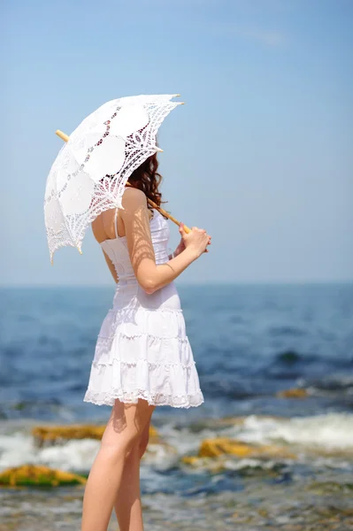 Ragazza su una spiaggia — Foto Stock