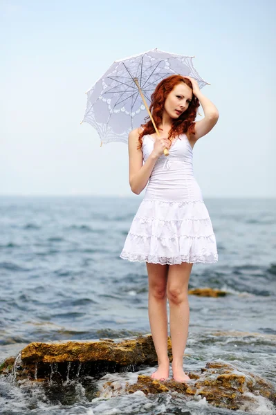 Девушка в белом платье — стоковое фото