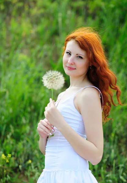 Vrouw met paardebloem — Stockfoto