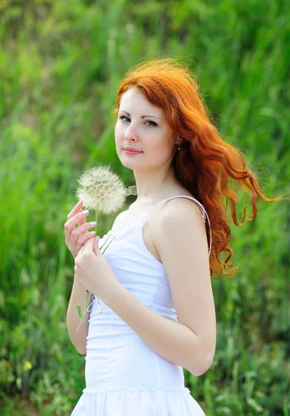 Vrouw met paardebloem — Stockfoto