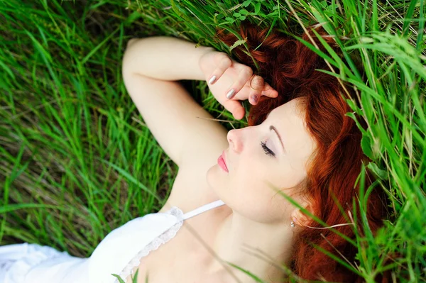 Girl portrait, lying in grass field. — Stock Photo, Image