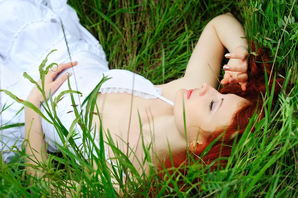 Fêmea dormindo na grama — Fotografia de Stock