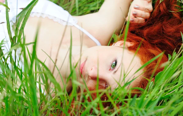 Fêmea deitada no campo de grama — Fotografia de Stock