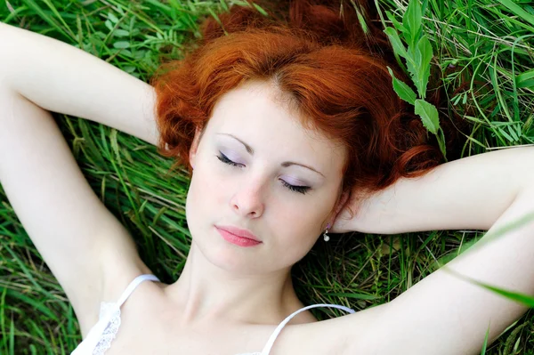 Femmina sdraiata sul campo di erba — Foto Stock