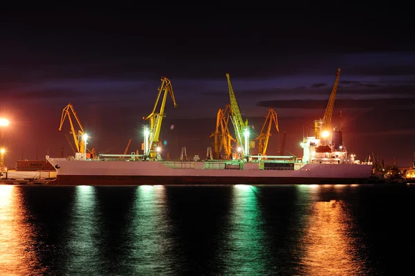 Port morski w nocy. — Zdjęcie stockowe