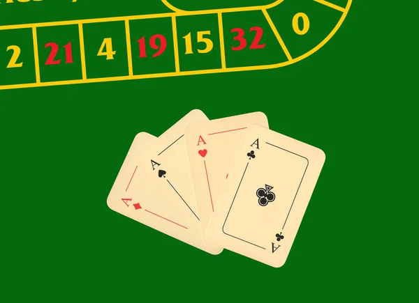Quattro assi su un tavolo da gioco verde — Foto Stock