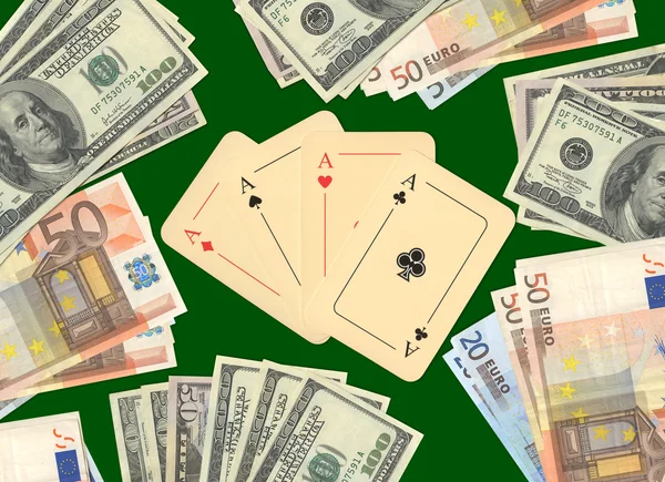 Cztery asy i pieniądze na zielonym stole — Zdjęcie stockowe