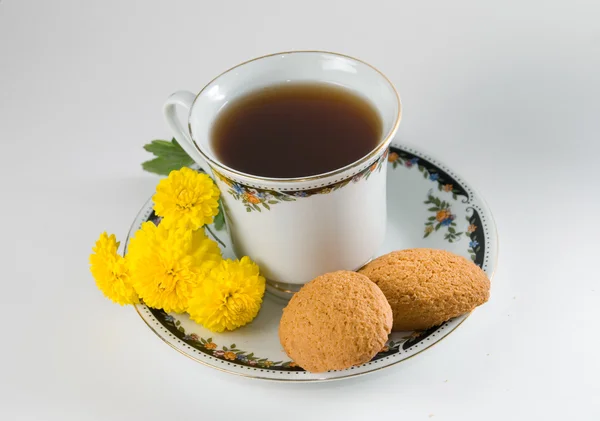 Cup of tea with cookies and flowers — Stock Photo, Image