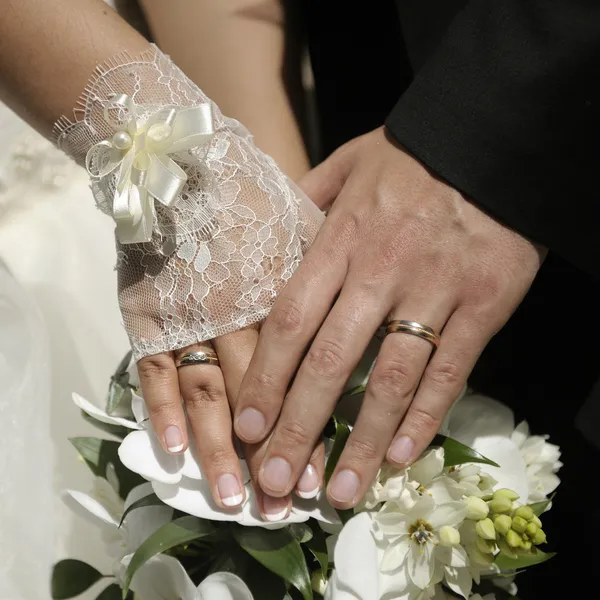 Just married couple hands — Stock Photo, Image