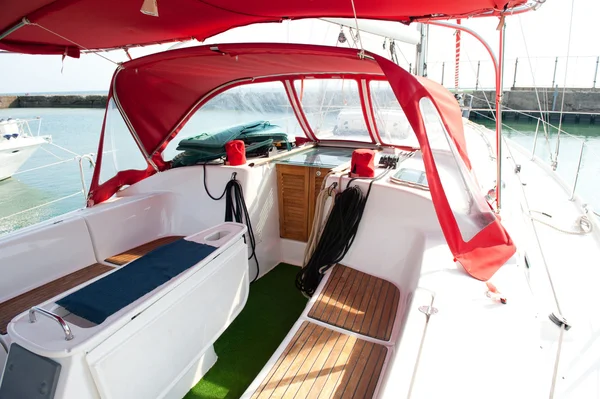 Lounge-Cockpit in einem Boot. — Stockfoto