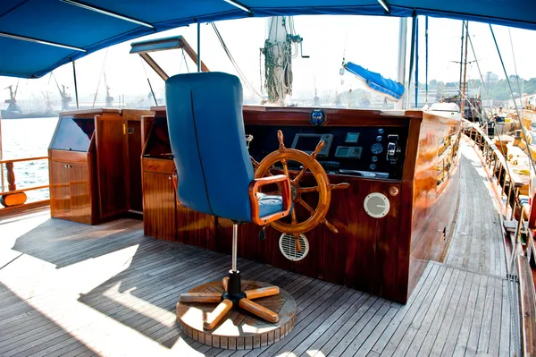 Cockpit inside a boat with a wood wheel. — Stock Photo, Image