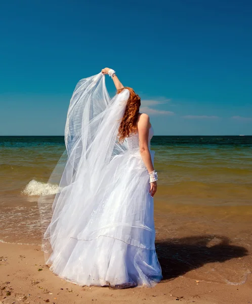 Невеста на ветру . — стоковое фото