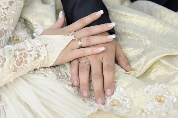 Juste des mains de couple mariés . — Photo