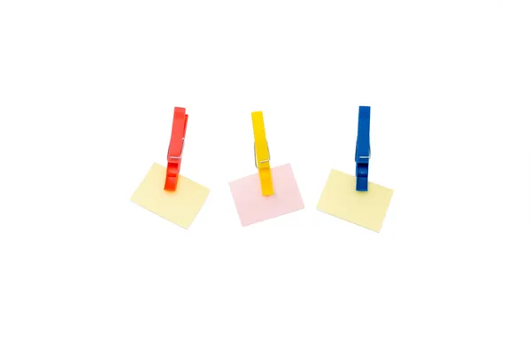 Drie pinnen houden gekleurd scratch papier geïsoleerd op wit — Stockfoto