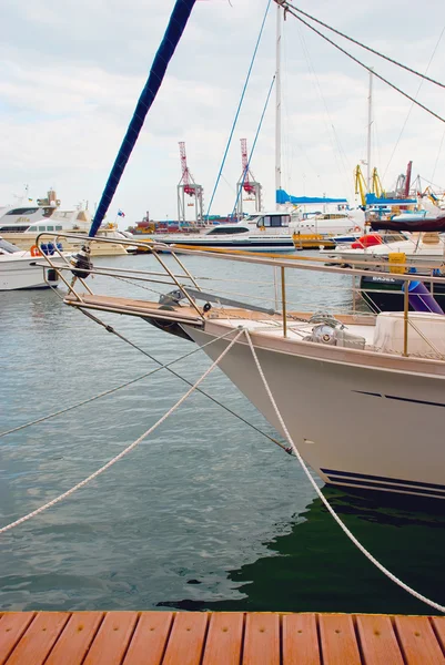 Lo yacht bianco ancorato nel porto . — Foto Stock