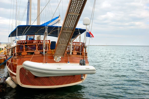 Sailing yacht at a mooring — Stock Photo, Image