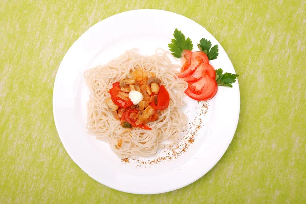 Plato de espaguetis con champiñones y tomates —  Fotos de Stock