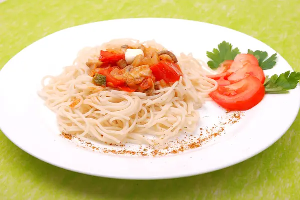 Teller Spaghetti mit Pilzen und Tomaten — Stockfoto