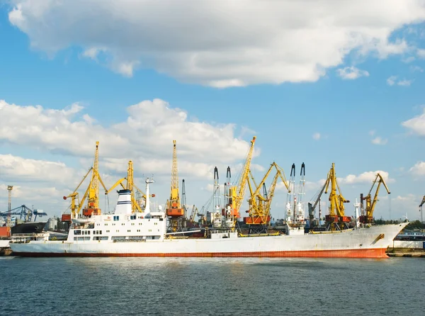 Navio de carga esperando para o carregamento — Fotografia de Stock