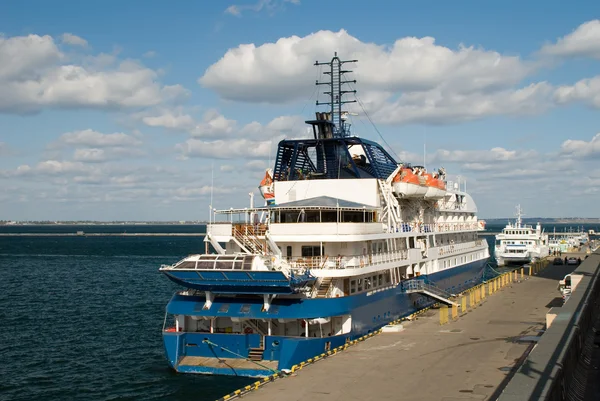 Passenger ship in port — Stock Photo, Image