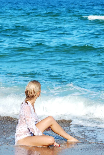 Ragazza bionda su una spiaggia di mare — Foto Stock