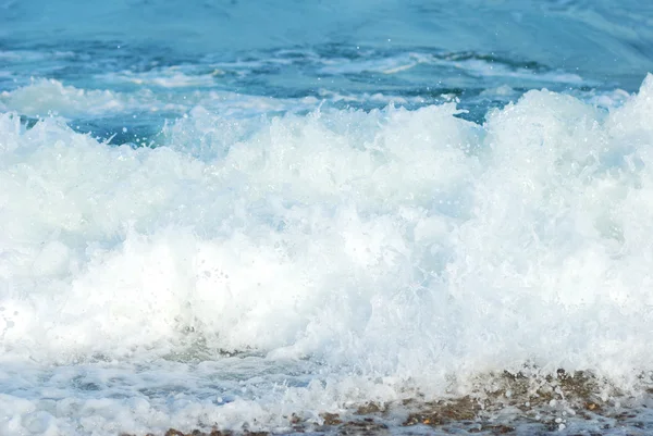 Onda ruvida sulla costa — Foto Stock