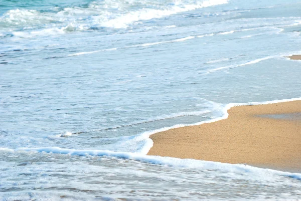 在海岸冲浪 — 图库照片