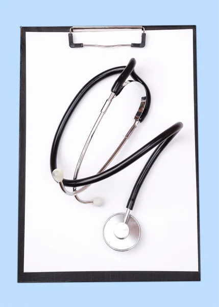 Медицинский планшет и стетоскоп — стоковое фото