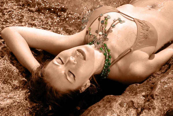 Mulher relaxante na água do mar — Fotografia de Stock
