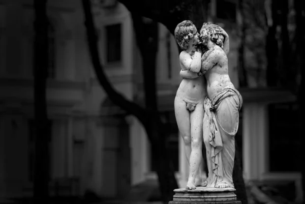 Kissing lover statues — Stock Photo, Image