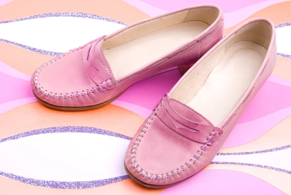 Scarpe femminili su sfondo rosa — Foto Stock