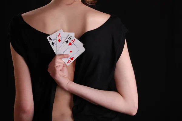 Женщина держит игральные карты — стоковое фото