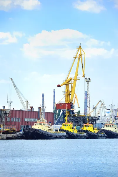 Port med kranar och fartyg — Stockfoto