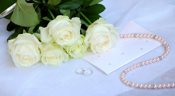 Bouquet, anelli e cartolina . — Foto Stock