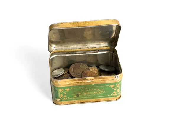 Caja oxidada de metal con monedas — Foto de Stock