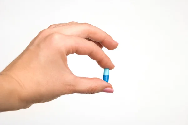 Mão segurando uma pílula — Fotografia de Stock